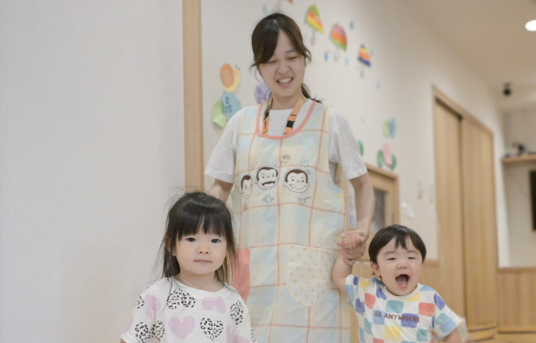 園児と過ごす保育士(ひよこルーム徳庵保育園)